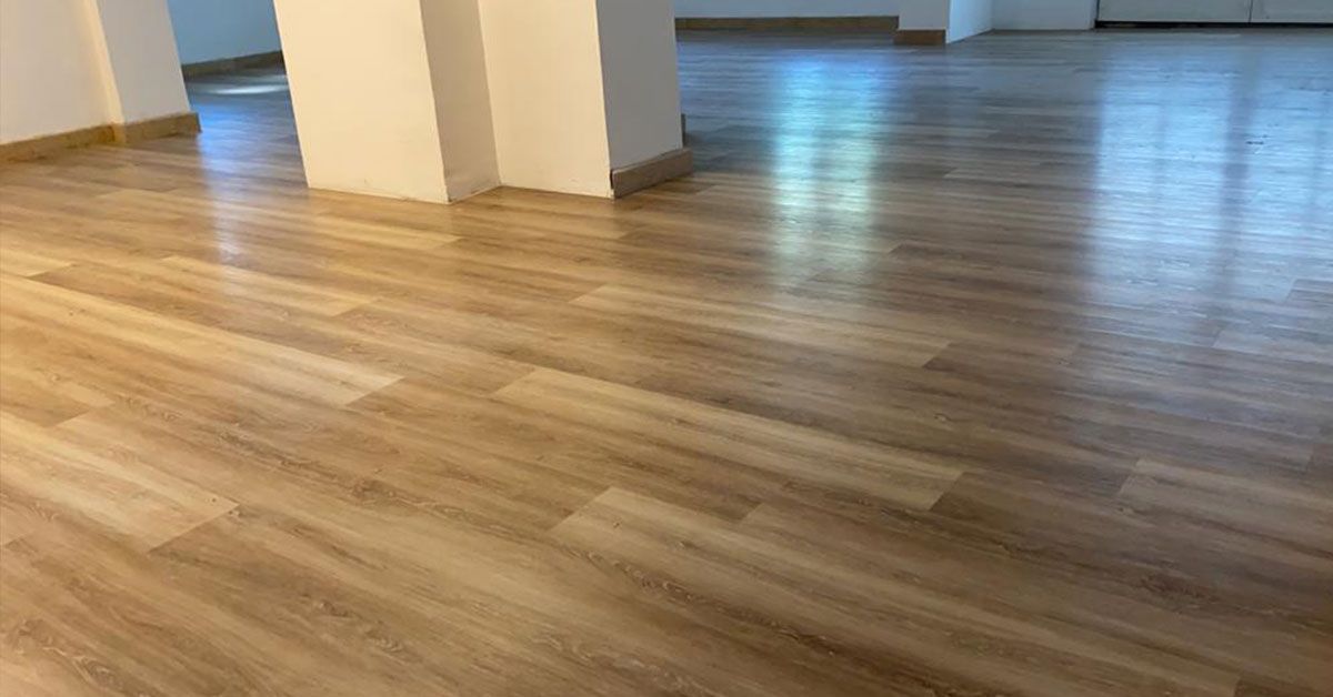 Pisos en vinilo LVT en oficina y hogar