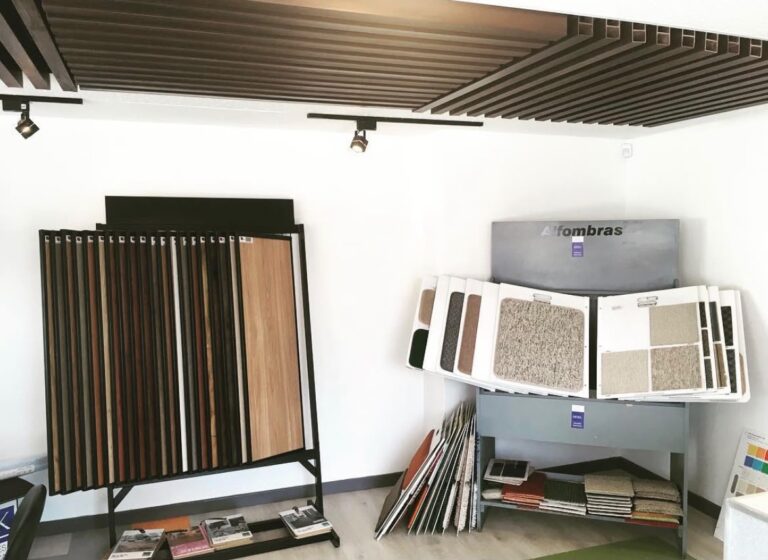 Showroom de IMPARK con exhibidores de muestras de pisos de vinilo tipo madera y alfombras modulares