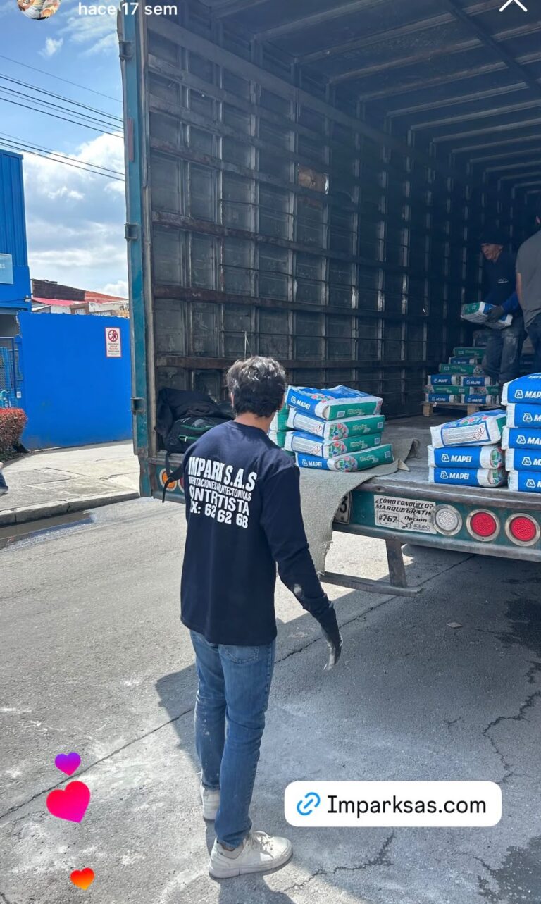 Equipo de IMPARK S.A.S descargando adhesivos y materiales de instalación importados