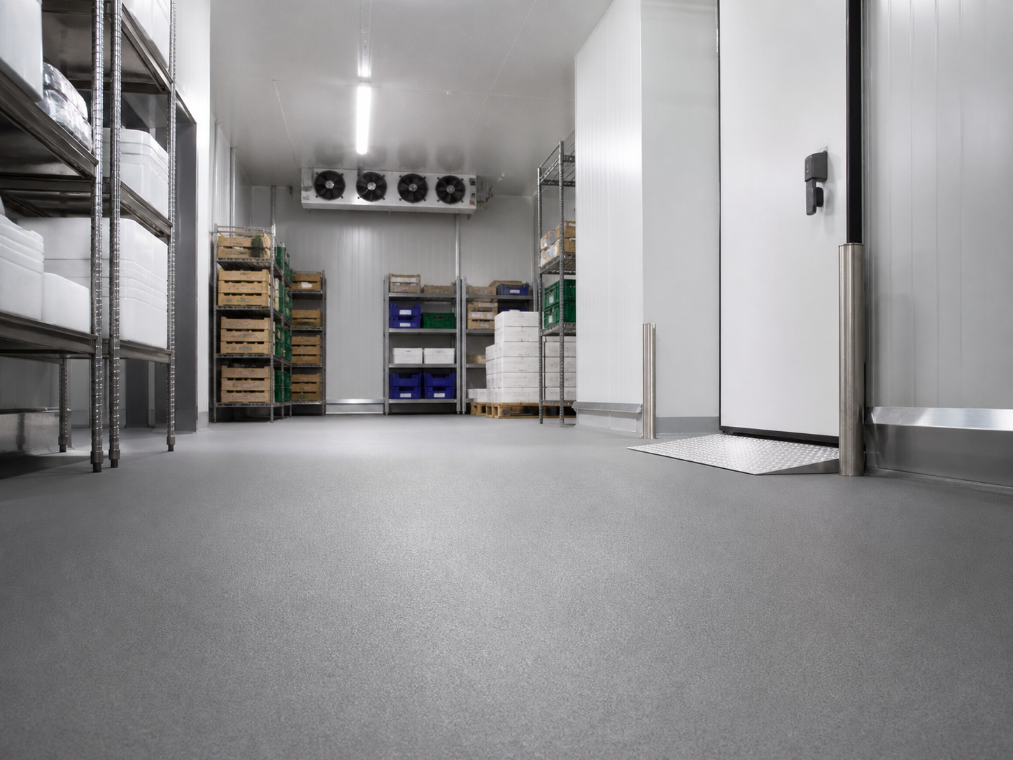 Cuarto frío para alimentos con piso continuo y estanterías