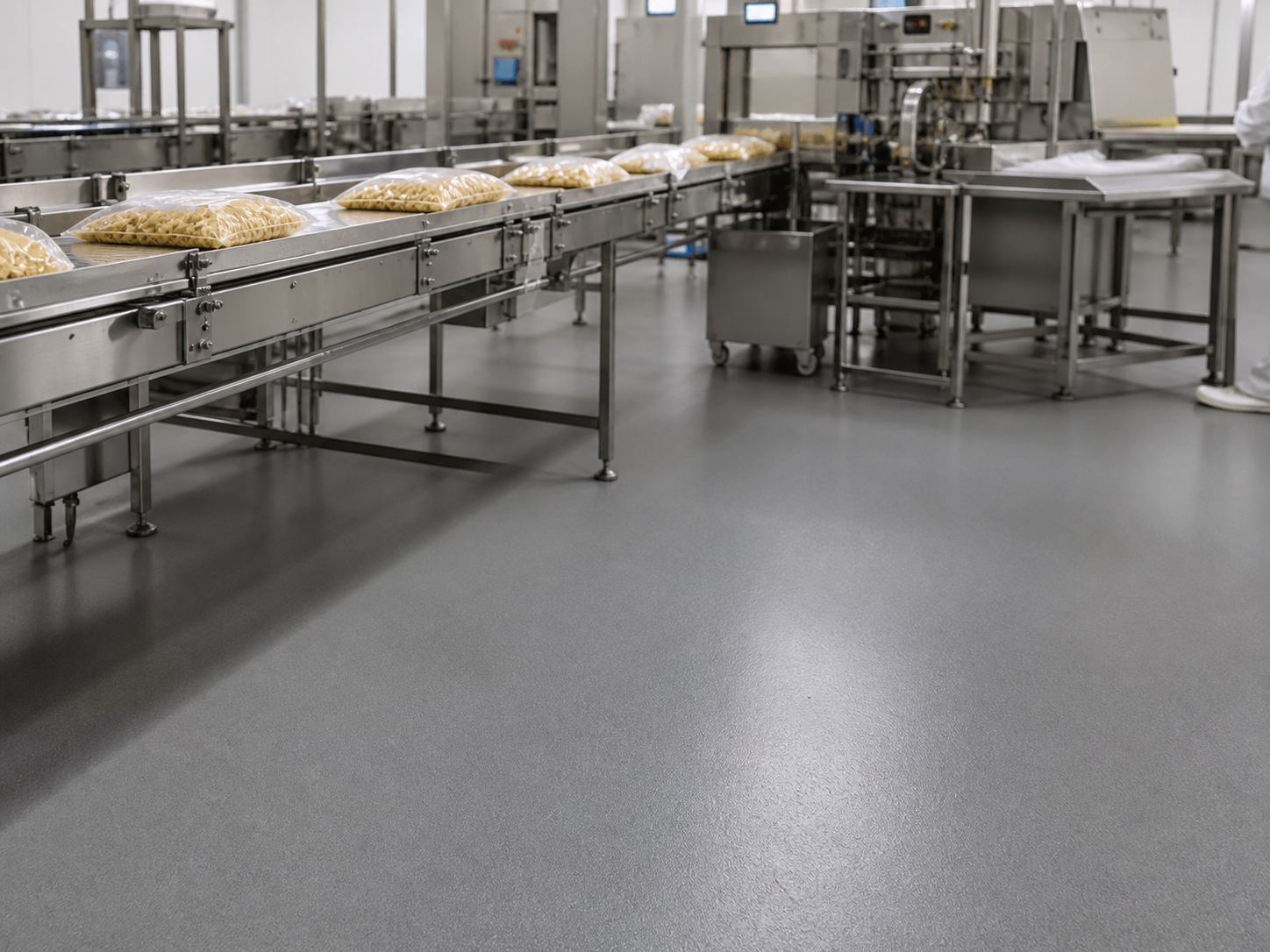 Línea de empaque de alimentos con piso para tránsito operativo