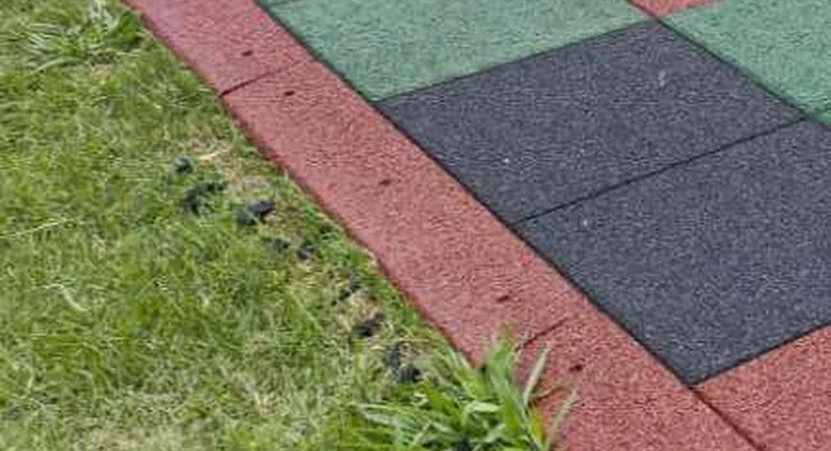 Placas de caucho SBR de 1 x 1 m en colores instaladas en zona exterior